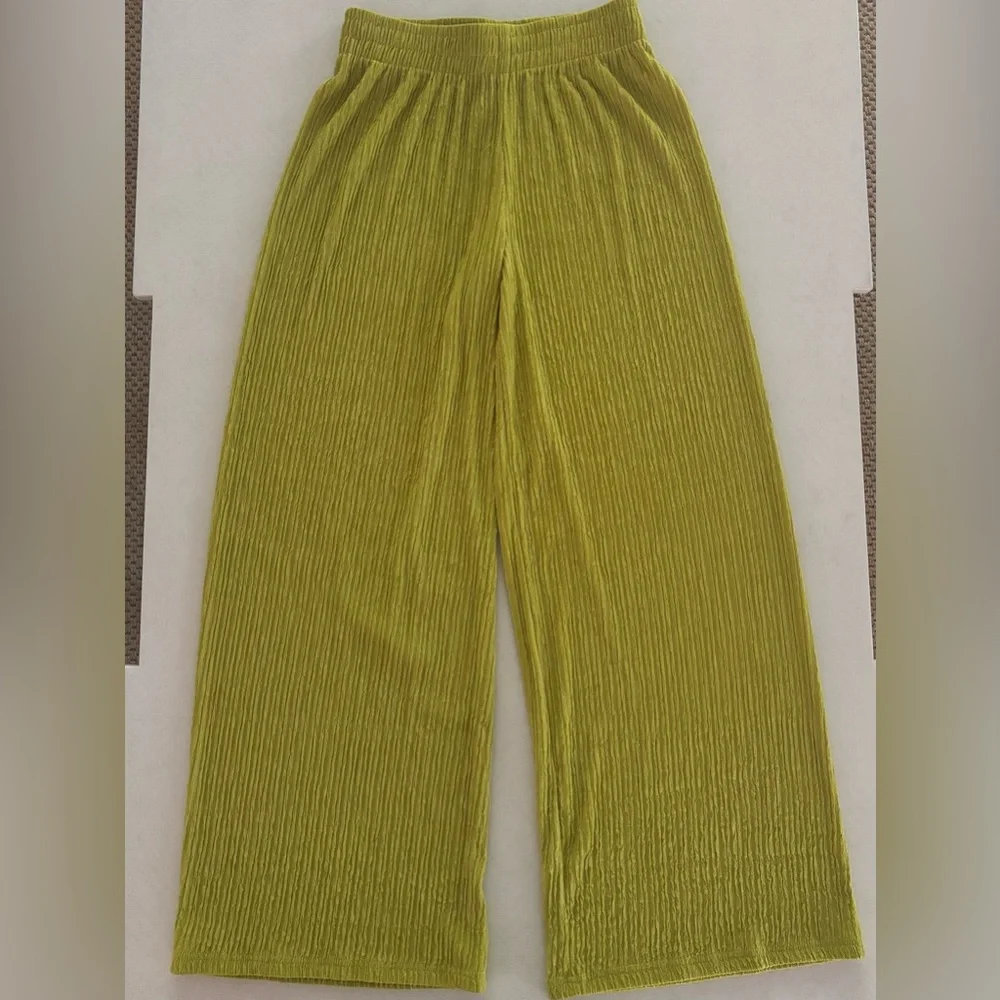 SOLD!!
Green Ribbed Comfy Lounge Set - Picture 8 of 10